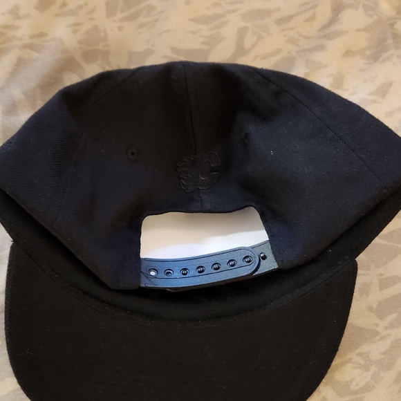 Calgary Flames hat - Picture 2 of 2